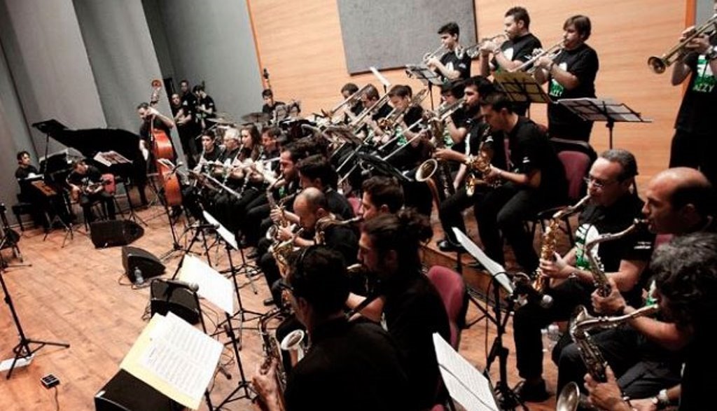 Big Band Jaén Jazzy. «Aceituneros altivos» (Medley)